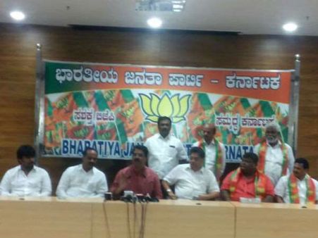 ನಟ ಬುಲೆಟ್ ಪ್ರಕಾಶ್ ಕೈಯಲ್ಲಿ ಅರಳಿದ ಕಮಲ