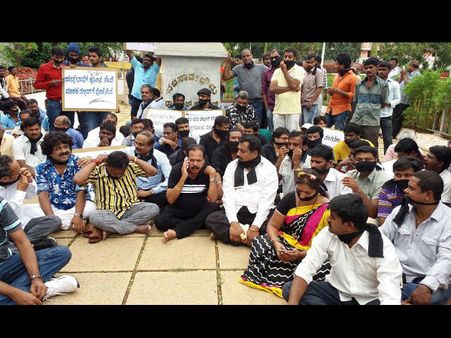 ಡಬ್ಬಿಂಗ್ ವಿರುದ್ಧ ಕಪ್ಪು ಬಟ್ಟೆ ಧರಿಸಿ ಮೌನ ಪ್ರತಿಭಟನೆ