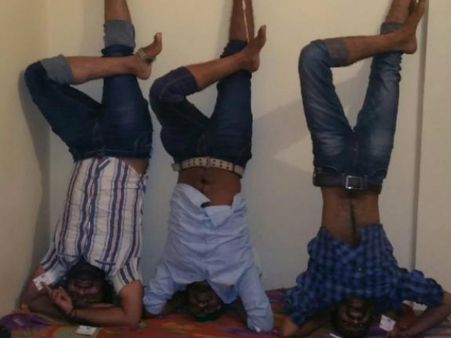 ತಲೆಕೆಳಗಾಗಿ ನಿಂತು ಅಭಿಮಾನಿಗಳ ಉಘೇ..ಉಘೇ..