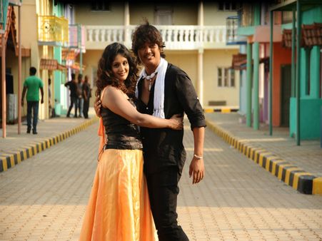 ಸೆನ್ಸಾರ್ ಅಂಗಳದಲ್ಲಿ ಪಾಸ್ ಆದ 'ನಮಕ್ ಹರಾಮ್'