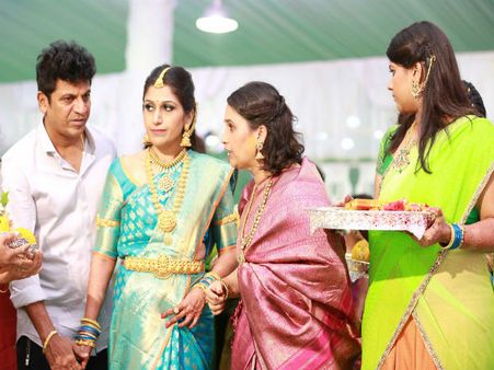 ದೊಡ್ಮನೆ ಮೊಮ್ಮಗಳಿಗೆ ಬಳೆ ತೊಡಿಸುವ ಶಾಸ್ತ್ರದ ಚಿತ್ರಗಳು