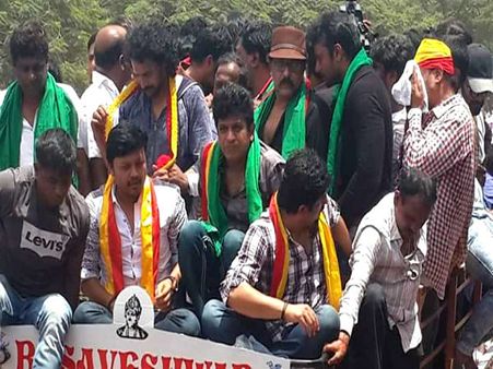 'ಪ್ರತಿಭಟನೆಗೆ ಬನ್ನಿ' ಅಂತ ಸ್ಟಾರ್ಸ್ ಗೆ ಎಲೆ-ಅಡಿಕೆ ಕೊಟ್ಟು ಕರೀಬೇಕಿತ್ತಾ?