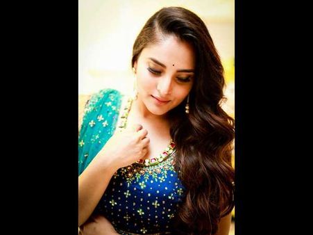 ಚಿತ್ರಗಳು: ಆಕರ್ಷಕ ಲುಕ್ ನಲ್ಲಿ ಮಿಂಚುತ್ತಿರುವ ಸ್ಯಾಂಡಲ್ ವುಡ್ ಕ್ವೀನ್.!