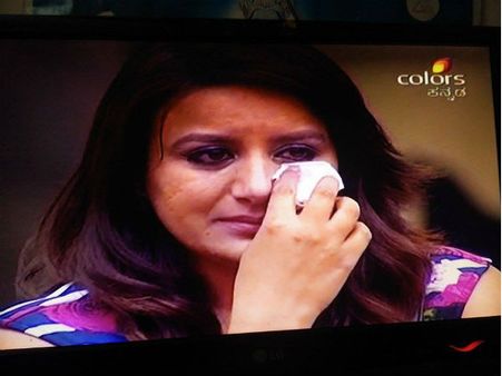 ಕಣ್ಣೀರು ಹಾಕಿಕೊಂಡು ಮನೆಯಿಂದ ಹೊರ ನಡೆದ ಮಳೆ ಹುಡುಗಿ