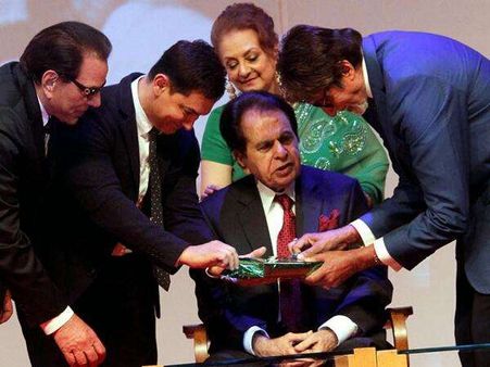 ಚಿತ್ರರಂಗದ ದಿಗ್ಗಜ ದಿಲೀಪ್ ಕುಮಾರ್ ಗೆ ಪದ್ಮವಿಭೂಷಣ ಪ್ರಶಸ್ತಿ ಪ್ರದಾನ