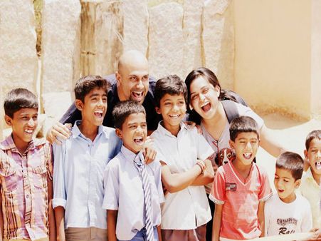 ಪ್ರೆಸೆಂಟ್ ಸಾರ್ ಕಿರುಚಿತ್ರ ತಂಡದೊಡನೆ ಸಮಾಲೋಚನೆ