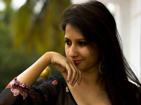 ಕನ್ನಡ ಚಿತ್ರ ವಿರೋಧಿಗಳ ವಿರುದ್ಧ 'ಕೆಂಡಸಂಪಿಗೆ' ಮಾನ್ವಿತಾ ಯುದ್ಧ