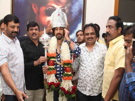 ರಾಕಿಂಗ್ ರಾಮಾಚಾರಿ ಹುಟ್ಟುಹಬ್ಬಕ್ಕೆ ಬೆಳ್ಳಿ ಕಿರೀಟ, ಗದೆ ಗಿಫ್ಟ್!