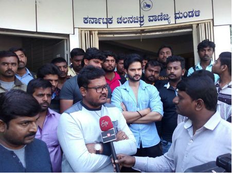 ಮಲ್ಟಿಪ್ಲೆಕ್ಸ್ ವಿರುದ್ಧ ಟ್ವಿಟ್ಟರ್ ನಲ್ಲಿ ರೊಚ್ಚಿಗೆದ್ದ ಅಭಿಮಾನಿಗಳು