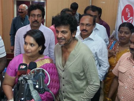 'ನೀತಿ ಸಂಹಿತೆ ಉಲ್ಲಂಘನೆ': ಕೋರ್ಟ್ ಗೆ ಹಾಜರಾದ ಶಿವಣ್ಣ ದಂಪತಿ