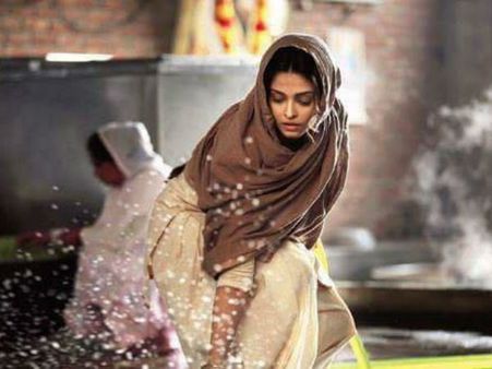 ಇದು ಐಶ್ವರ್ಯನಾ? ಗುಡಿಯಲ್ಲಿ ಬಚ್ಚನ್ ಸೊಸೆ ಕಸ ಗುಡಿಸಿದ್ರಾ?