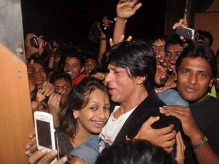 ಮಹಿಳೆಯೊಬ್ಬರು ಶಾರುಖ್ ಕೆನ್ನೆಗೆ ರಪ್ ಅಂತ ಬಾರಿಸಿದ್ರು