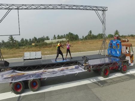 ಅಬ್ಬಾ.! ಚಲಿಸುವ ಟ್ರಕ್ ನಲ್ಲಿ ಏನಿದು ಸಾಹಸ