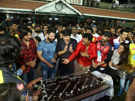 ಫೋಟೋ ಆಲ್ಬಂ: ತಮಿಳು ಸ್ಟಾರ್ ಕ್ರಿಕೆಟ್ ಲೀಗ್ ನಲ್ಲಿ ಕಿಚ್ಚ-ಶಿವಣ್ಣ ಭಾಗಿ