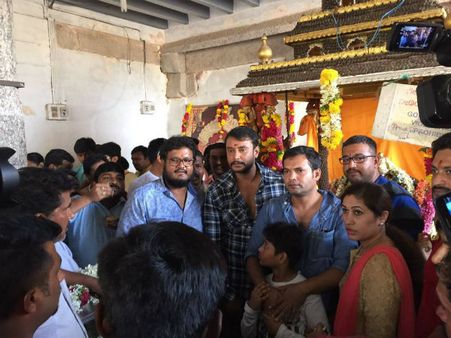 ಚಾಮುಂಡಿ ತಾಯಿ ಸನ್ನಿಧಿಯಲ್ಲಿ ಬಾಕ್ಸಾಫೀಸ್ 'ಚಕ್ರವರ್ತಿ'ಗೆ ಪೂಜೆ