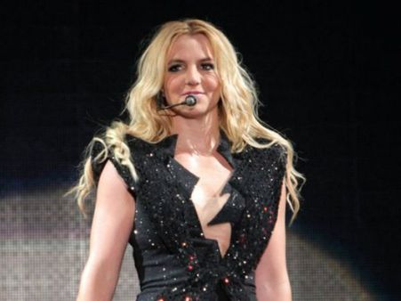 ಸೆಲ್ಫಿ ಕ್ರೇಜ್: ಸ್ವಿಮ್ ಸೂಟ್ ನಲ್ಲಿ ದೇಹ ಪ್ರದರ್ಶನಕ್ಕಿಟ್ಟ ಪಾಪ್ ಸಿಂಗರ್