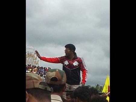 'ಹೊಸಪೇಟೆ'ಯಲ್ಲಿ ಪುನೀತ್ ಗೆ ಗಾಳಿಯಲ್ಲಿ ಮುತ್ತಿಕ್ಕಿದ ಅಭಿಮಾನಿಗಳು