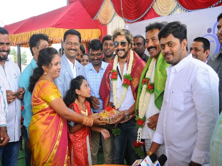 ಆಸ್ಪತ್ರೆ ಉದ್ಘಾಟಿಸಿದ ಕನ್ನಡ ಚಿತ್ರರಂಗದ ಸಿನಿ ತಾರೆಯರು.!