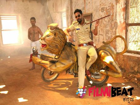 ಸಿಂಹದ ಮೇಲೆ ಕೂತಿರುವ ಈ ಪೊಲೀಸ್ ಆಫೀಸರ್ ಪರಿಚಯ ಇದ್ಯಾ.?