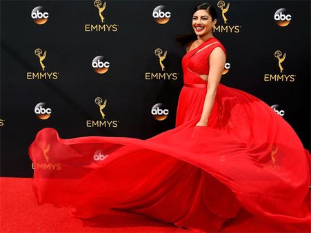 ಕೆಂಪು ಗೌನ್ ನಲ್ಲಿ ಮಿರ-ಮಿರ ಮಿಂಚಿದ 'ಕ್ವಾಂಟಿಕೋ' ಚೆಲುವೆ ಪ್ರಿಯಾಂಕ