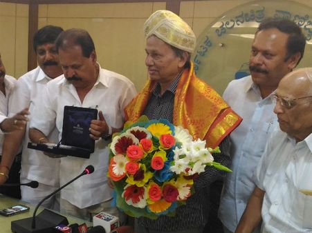 ಡಾ.ಬರಗೂರು ರಾಮಚಂದ್ರಪ್ಪನವರಿಗೆ ವಾಣಿಜ್ಯ ಮಂಡಳಿಯಿಂದ ಅಭಿನಂದನೆ