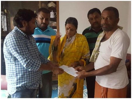 'ಅನಿಲ್-ಉದಯ್' ಕುಟುಂಬಕ್ಕೆ ತಲಾ 1 ಲಕ್ಷ ನೀಡಿದ ಆರ್.ಚಂದ್ರು