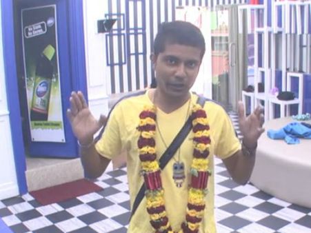 ಯಾರೂ ಹಾರ ಹಾಕಲಿಲ್ಲ ಅಂತ ದೇವರ ಹಾರ ಹಾಕೊಂಡ ಪ್ರಥಮ್.!