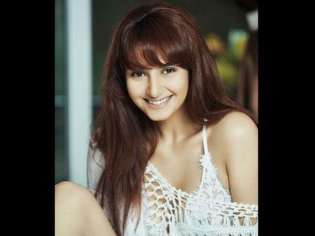 'ಸಪೂರ ಕಟಿ'ಯನು ಕಣ್ತೆರೆದು ನೋಡಿರಿ ಮಿಣಿ ಮಿಣಿ