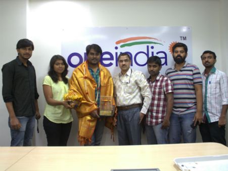 'ಫಿಲ್ಮಿಬೀಟ್ ಕನ್ನಡ'ದಿಂದ 'ಕರ್ವ' ನಿರ್ದೇಶಕರಿಗೆ ಪ್ರಶಸ್ತಿ ಪ್ರದಾನ