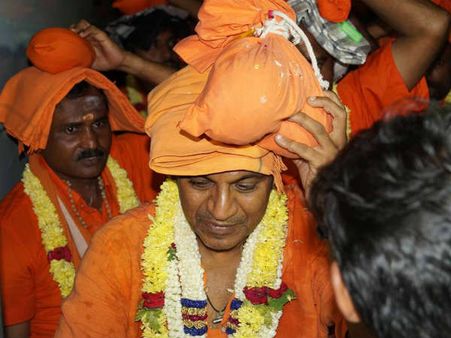 ಚಿತ್ರಗಳು: ಶಬರಿಮಲೈ ಯಾತ್ರೆಗೆ ಹೊರಟ ಶಿವರಾಜ್ ಕುಮಾರ್