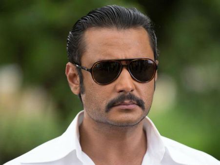 ವಿಮರ್ಶೆ: ಭೂಗತ ಲೋಕಕ್ಕೆ ದೇಶಪ್ರೇಮದ ಪಾಠ ಹೇಳುವ 'ಚಕ್ರವರ್ತಿ'