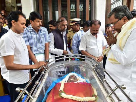 ಪಾರ್ವತಮ್ಮ ರಾಜ್ ಕುಮಾರ್ ವಿಧಿವಶ: ಅಂತಿಮ ದರ್ಶನ ಪಡೆದ ಸಿದ್ದರಾಮಯ್ಯ