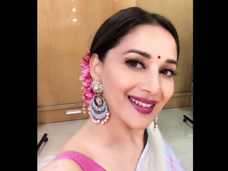 ಬಾಲಿವುಡ್ ತಾರೆ ಮಾಧುರಿ ದೀಕ್ಷಿತ್ ಗೆ 50 ನೇ ಹುಟ್ಟುಹಬ್ಬ ಸಂಭ್ರಮ