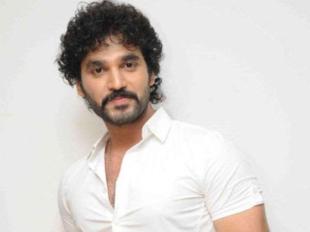 ರಾಮನಗರದಲ್ಲಿ ಚಲನಚಿತ್ರ ನಟನ ಮೇಲೆ ಹಲ್ಲೆಗೆ ಯತ್ನ: ಕಾರು ಜಖಂ