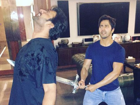 'ಬಾಹುಬಲಿ' ಪ್ರಭಾಸ್‌ಗೆ ಕತ್ತಿಯಿಂದ ಇರಿದ ಬಾಲಿವುಡ್ ನಟ