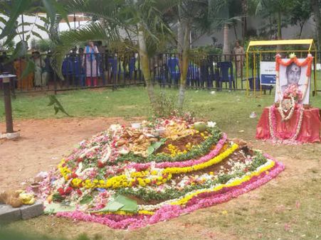 ಪಾರ್ವತಮ್ಮ ಸಮಾಧಿಗೆ ಕುಟುಂಬದವರಿಂದ ಹಾಲು ತುಪ್ಪ ಕಾರ್ಯ