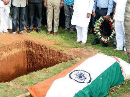 ಪಾರ್ವತಮ್ಮ ಪಾರ್ಥೀವ ಶರೀರಕ್ಕೆ ರಾಷ್ಟ್ರಧ್ವಜ ಬಳಕೆ: ದೂರು ದಾಖಲು