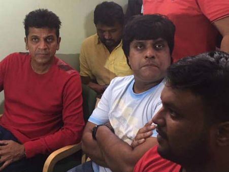 ಮೈಸೂರಿನಲ್ಲಿ ಅಭಿಮಾನಿಗಳೊಂದಿಗೆ 'ಬಂಗಾರದ ಮನುಷ್ಯ' ನೋಡಿದ ಶಿವಣ್ಣ