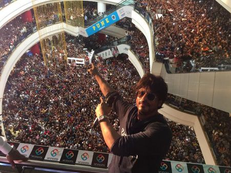 SRK ಯಾರು? ಎಂದ ಪಾಕ್ ಯುವಕನಿಗೆ ಶಾರುಖ್ ಫ್ಯಾನ್ಸ್ ಖಡಕ್ ಉತ್ತರ!