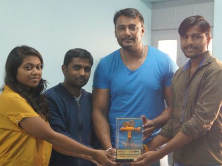 'ಫಿಲ್ಮಿಬೀಟ್ ಕನ್ನಡ' ಪ್ರಶಸ್ತಿ ಸ್ವೀಕರಿಸಿದ ಚಾಲೆಂಜಿಂಗ್ ಸ್ಟಾರ್ ದರ್ಶನ್.!
