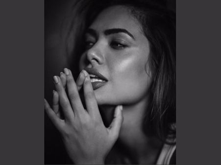 ಯುವ ಮನಸ್ಸುಗಳ ನಿದ್ದೆಕೆಡಿಸಿದ ಈಶಾ ಗುಪ್ತಾ ಬಿಕಿನಿ ವಿಡಿಯೋ!