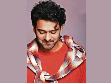 ಪ್ರಭಾಸ್ ಹೊಸ ಲುಕ್ ನೋಡಿ ಹೃದಯ ಬಡಿತ ಹೆಚ್ಚಿಸಿಕೊಂಡ ಫ್ಯಾನ್ಸ್
