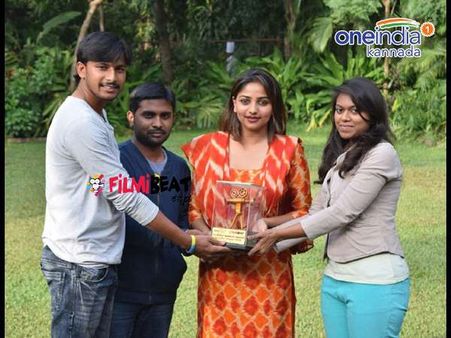 'ಫಿಲ್ಮಿಬೀಟ್ ಕನ್ನಡ' ಪ್ರಶಸ್ತಿ ಸ್ವೀಕರಿಸಿ ಸಂತಸ ಪಟ್ಟ ನಟಿ ರಚಿತಾ ರಾಮ್