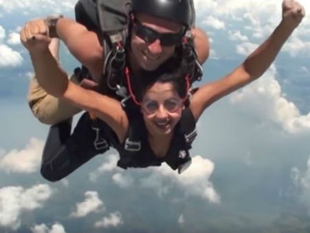 'ಸ್ಕೈ ಡೈವಿಂಗ್' ಮಾಡಿ ಸಾಹಸ ಪ್ರದರ್ಶಿಸಿರುವ ನಟಿ ಸಂಜನಾ ಗಲ್ರಾನಿ