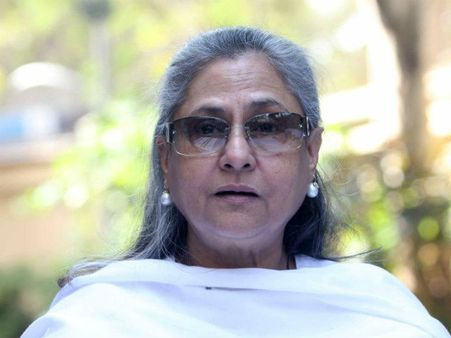 ಸೆಲ್ಫೀಲಿ ಬಿಜಿಯಾಗಿದ್ದ ಪೂಜಾರಿ ಮುಖಕ್ಕೆ ಮಂಗಳಾರತಿ ಮಾಡಿದ ಜಯಾ ಬಚ್ಚನ್