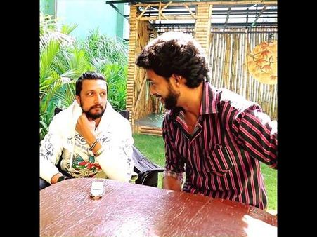 ಅಭಿಮಾನಿ ಕೇಳಿದ್ದಕ್ಕೆ ಹಾಕಿದ್ದ ಜಾಕೆಟ್ ಬಿಚ್ಚಿಕೊಟ್ಟ ಸುದೀಪ್