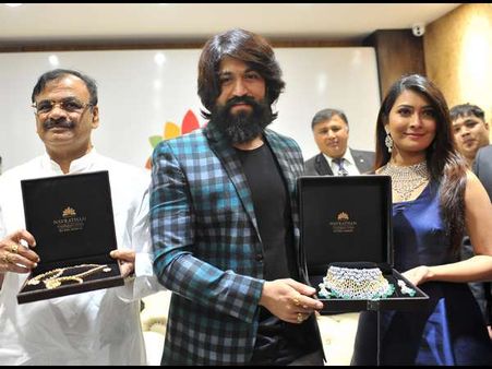 'ನವರತನ್ ಜ್ಯುವೆಲರ್ಸ್'ನ ಹೊಸ ಮಳಿಗೆ ಉದ್ಘಾಟಿಸಿದ ರಾಕಿಂಗ್ ಸ್ಟಾರ್ ದಂಪತಿ