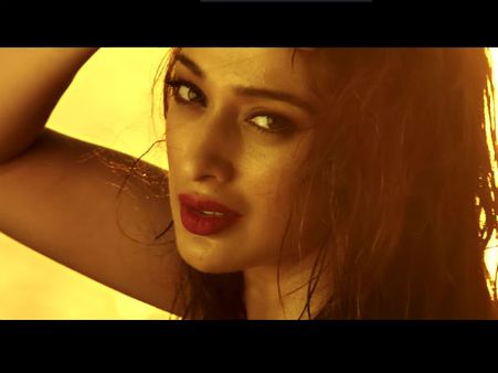 'ಜೂಲಿ' ಲಕ್ಷ್ಮಿ ರೈ ಹಾಟ್ ಅವತಾರ ಕಂಡು ಬೆರಗಾದ ಬಾಲಿವುಡ್ ಮಂದಿ!