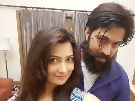 ರಾಧಿಕಾ ಪಂಡಿತ್ ಎದುರಲ್ಲೇ ಯಶ್ ಗೆ ಗೂಗ್ಲಿ ಹಾಕಿದ ಅಭಿಮಾನಿ.!