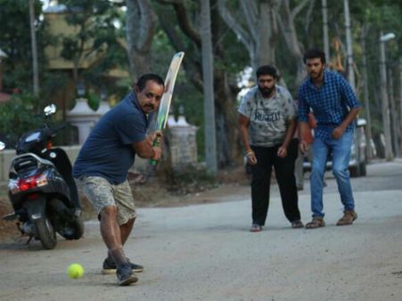 ಚಿತ್ರೀಕರಣದ ವೇಳೆ ಗಲ್ಲಿ ಕ್ರಿಕೆಟ್ ಆಡುತ್ತಿದ್ದಾರೆ ಮನೋರಂಜನ್ ಅಂಡ್ ಟೀಂ
